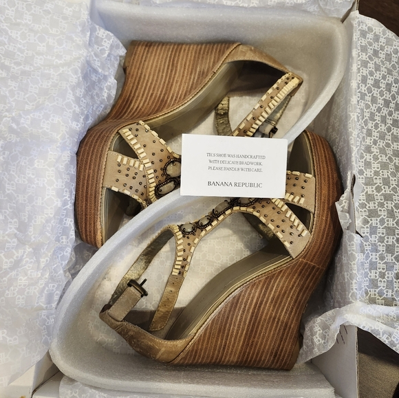 Banana Republic Beaded Wedge Sandal - Size 9 - Picture 5 of 5